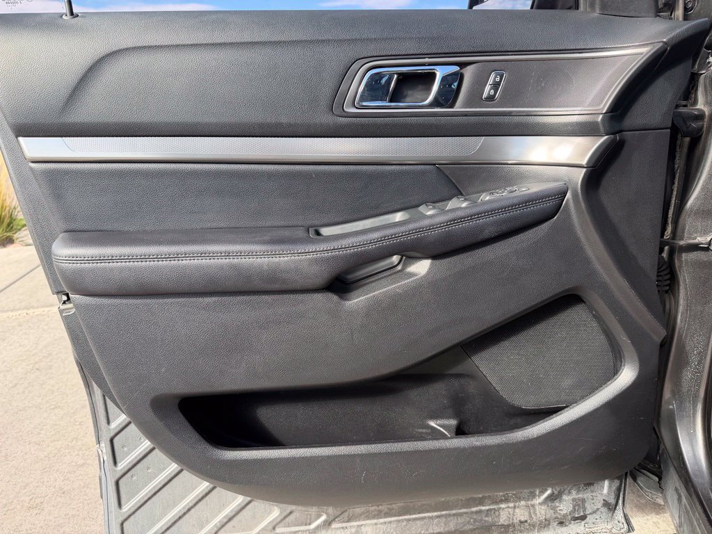 Used 2018 Ford Explorer XLT w/ Equipment Group 202A AWD/4WD image 10
