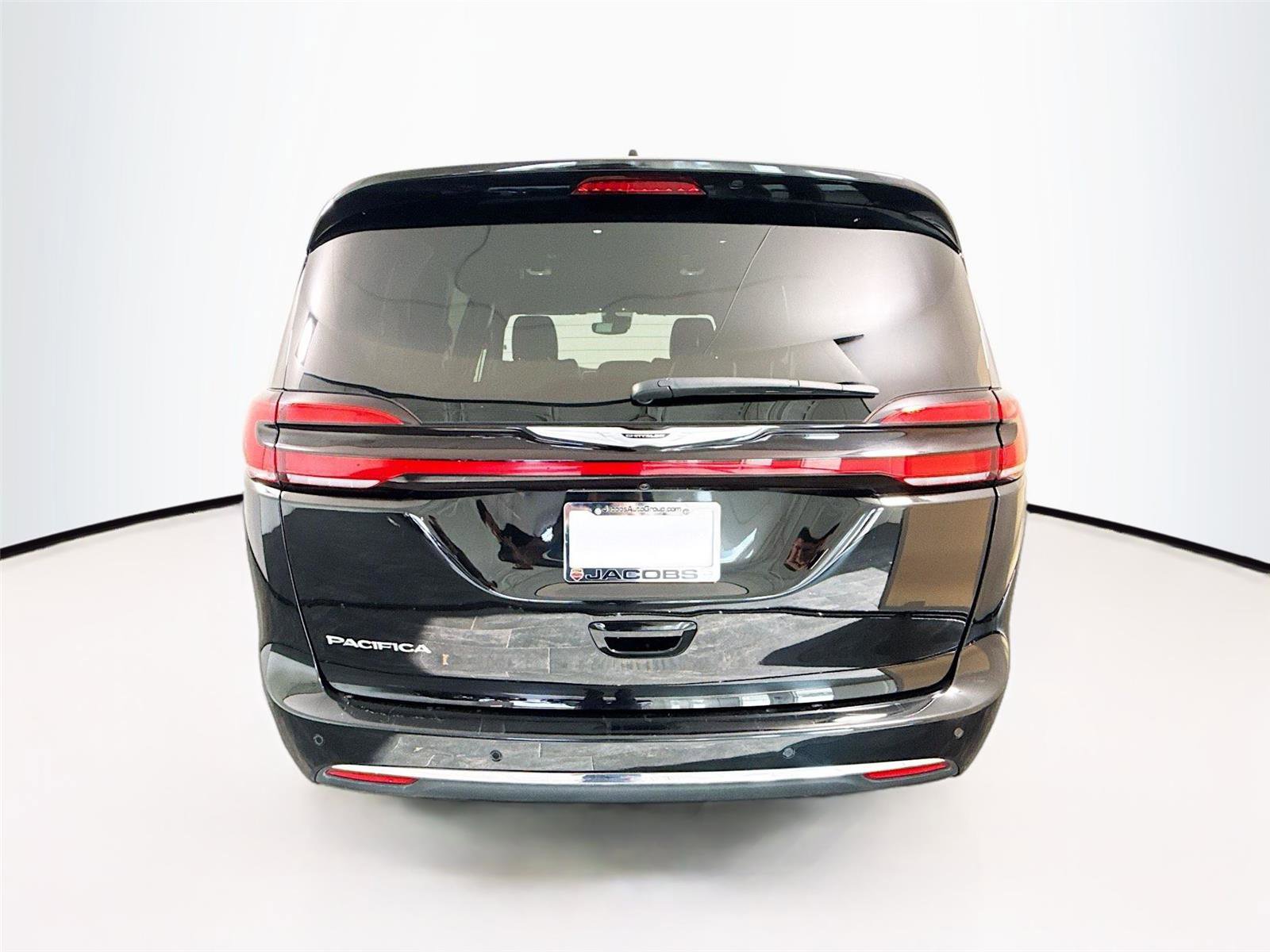 Used 2025 Chrysler Pacifica Select image 29