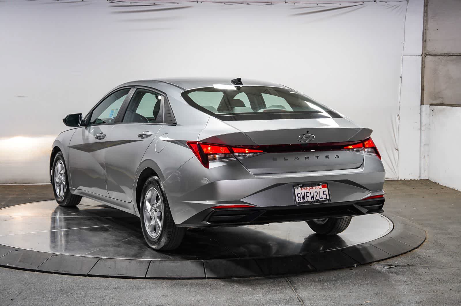 Used 2021 Hyundai Elantra SE FWD image 2
