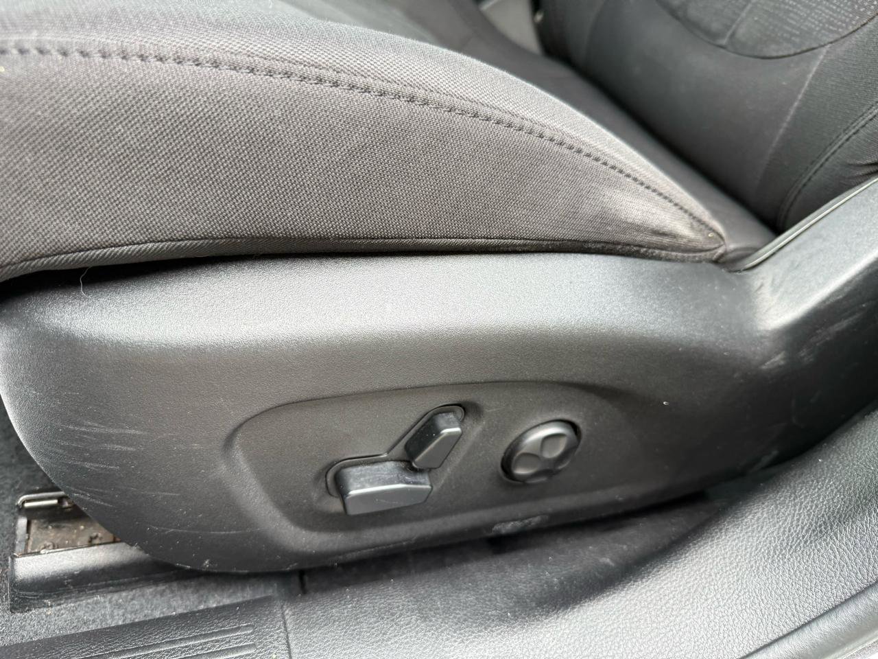 Used 2015 Chrysler 200 Limited w/ Convenience Group image 20