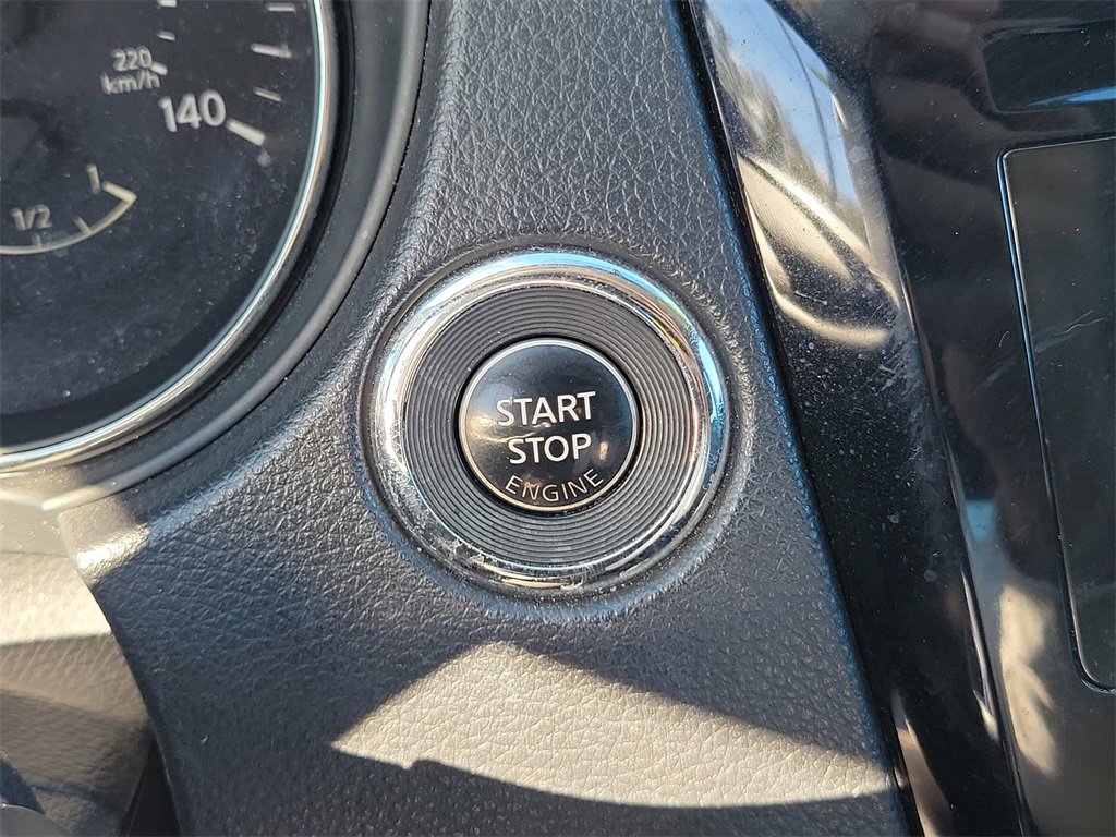 Used 2015 Nissan Rogue SV image 49