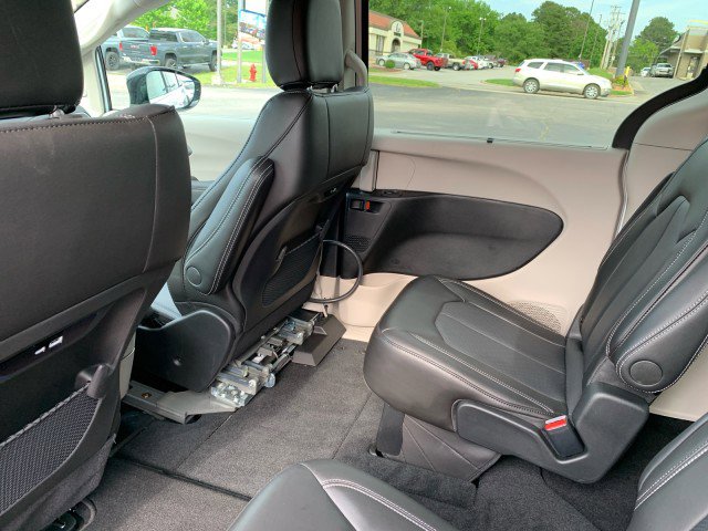 Used 2024 Chrysler Pacifica Touring-L image 24