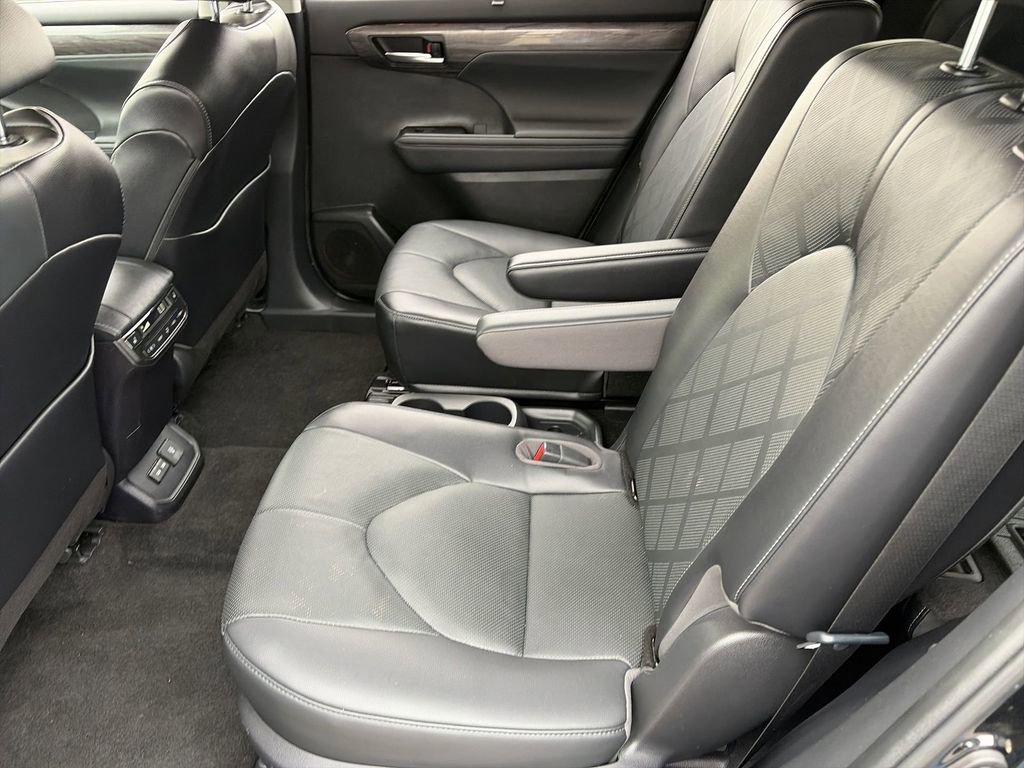 Used 2023 Toyota Highlander Platinum FWD image 32