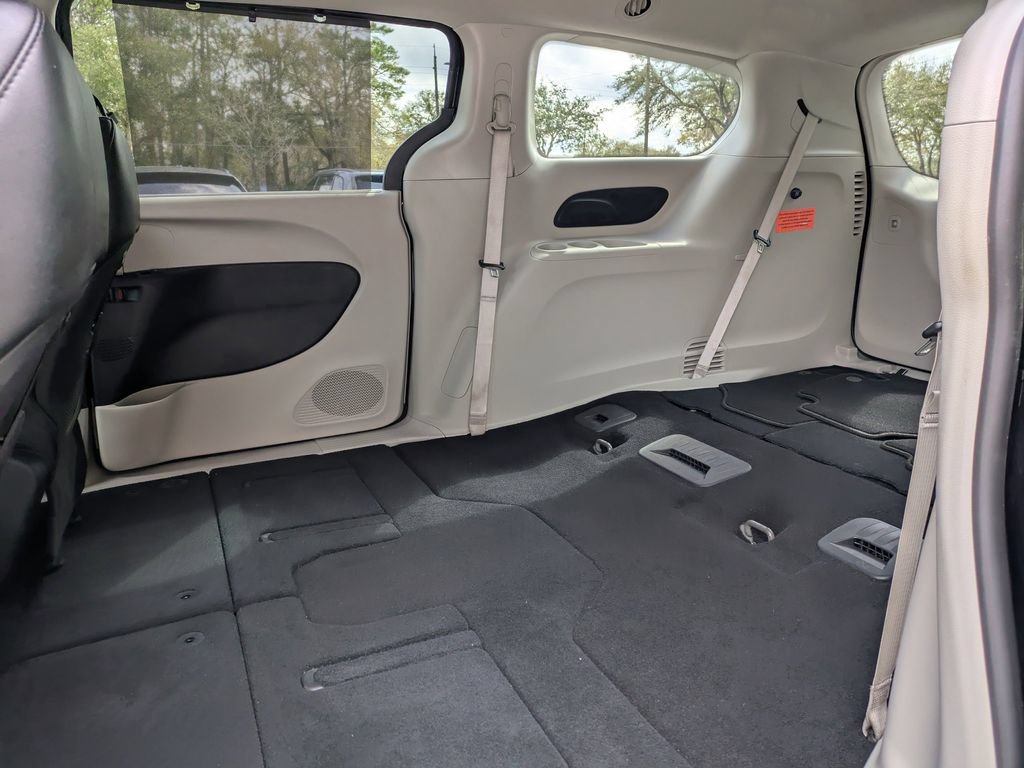 Used 2024 Chrysler Pacifica Touring-L FWD image 5