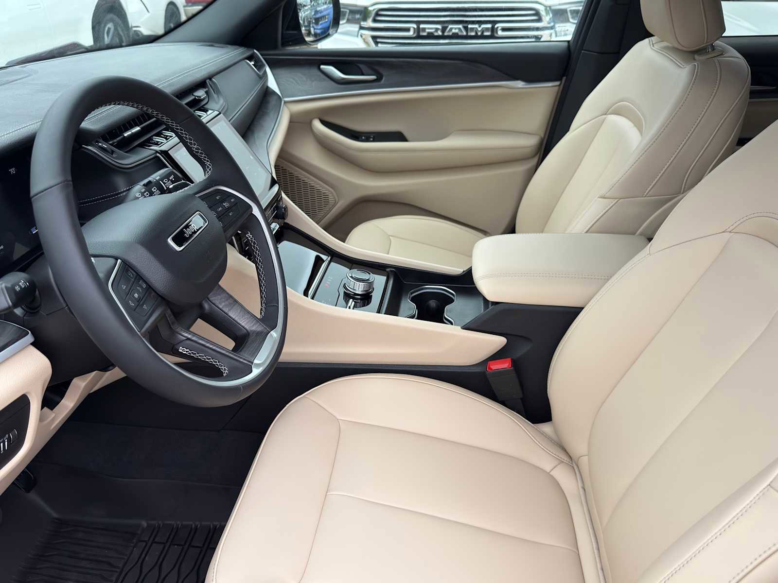 Used 2024 Jeep Grand Cherokee Limited AWD/4WD image 9