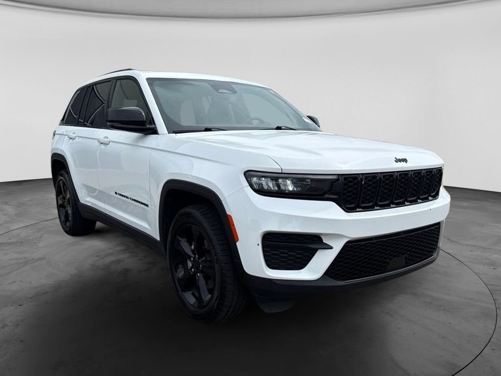 Used 2023 Jeep Grand Cherokee Altitude AWD/4WD image 3