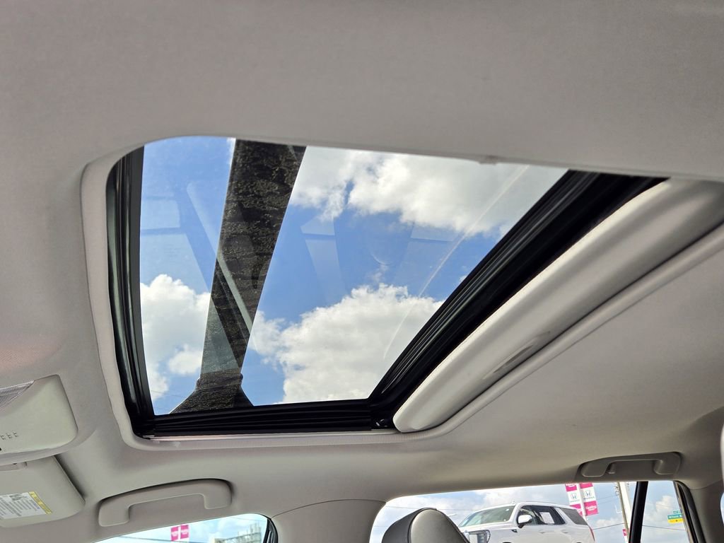 Used 2022 Toyota RAV4 XLE Premium image 15