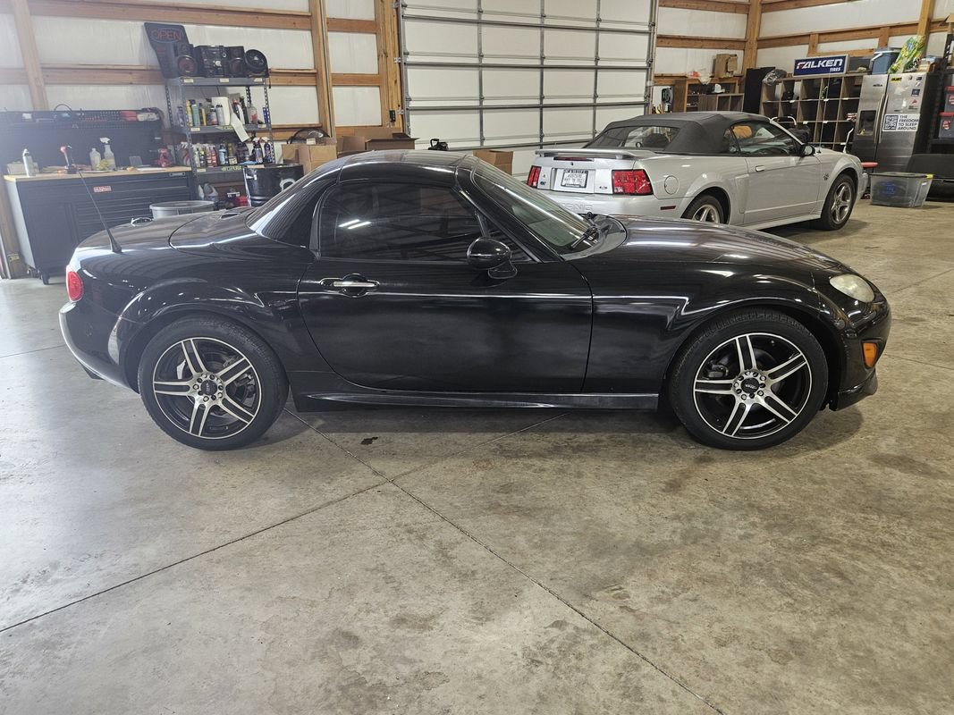Used 2010 MAZDA MX-5 Miata Grand Touring w/ Premium Pkg RWD image 9