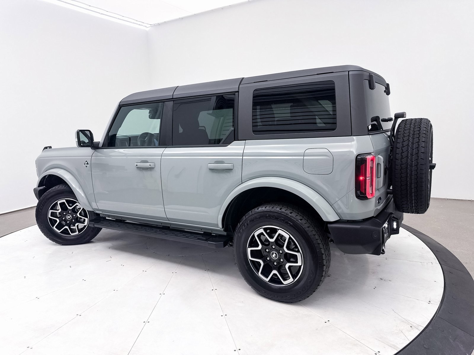 Used 2024 Ford Bronco Outer Banks image 2