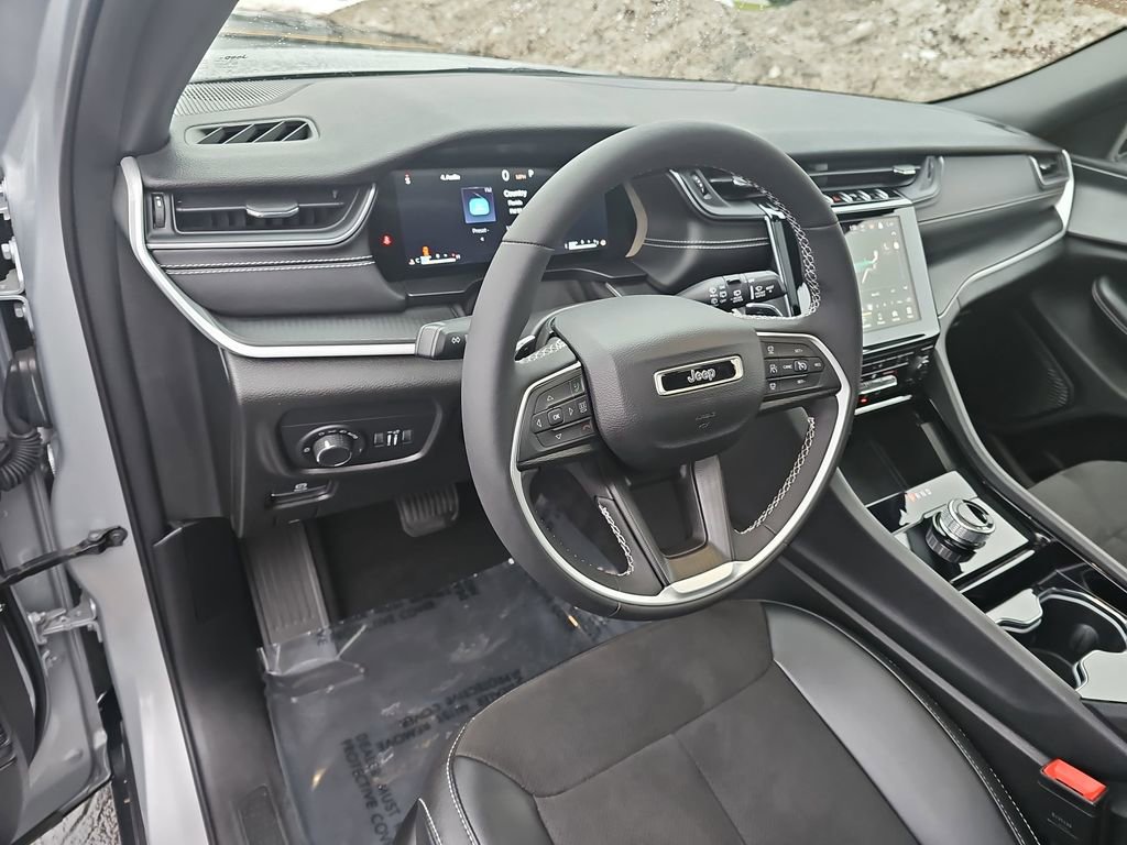 Used 2023 Jeep Grand Cherokee Altitude image 16