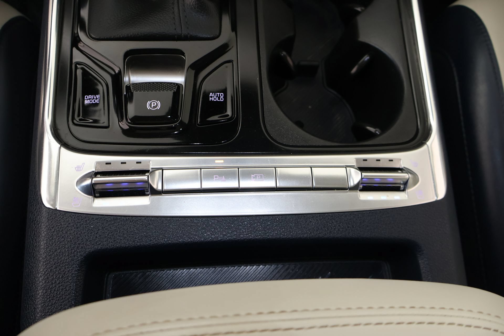 Used 2025 Kia Carnival SX FWD image 7