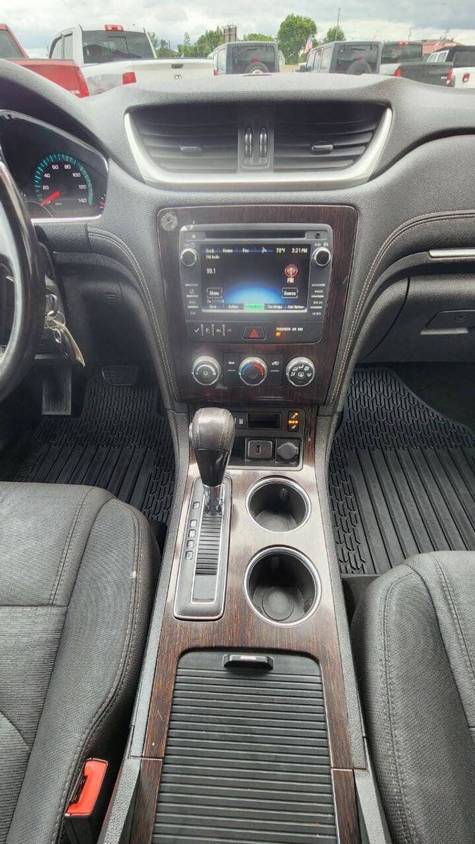Used 2017 Chevrolet Traverse LT w/ Style and Technology Package FWD image 13