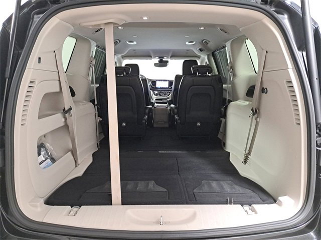 Used 2023 Chrysler Pacifica Touring-L image 10