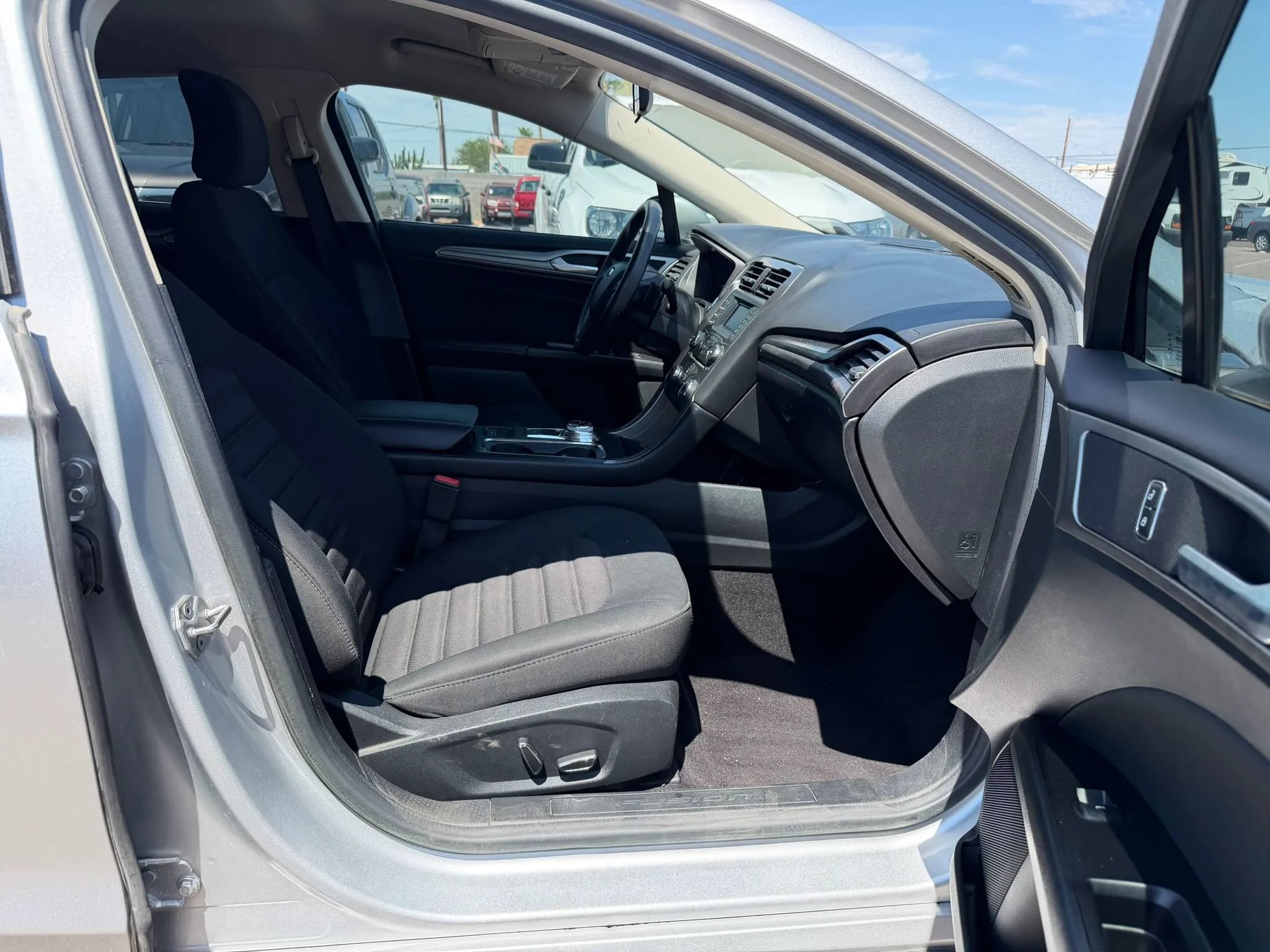 Used 2017 Ford Fusion SE FWD image 26