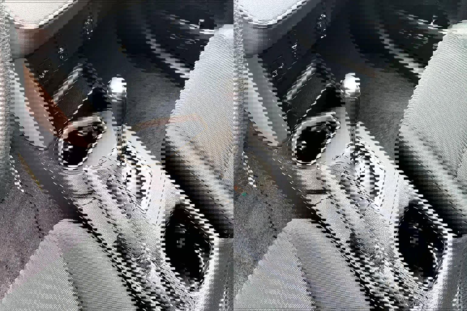 Used 2018 Toyota RAV4 LE FWD image 16