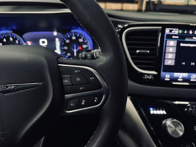 Used 2024 Chrysler Pacifica Touring-L image 31