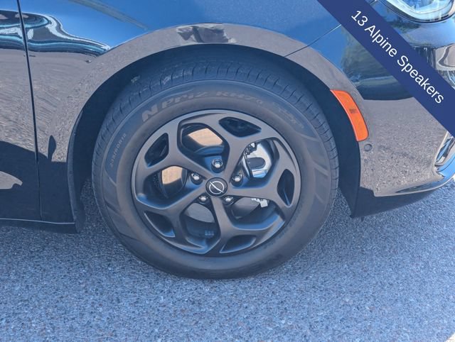 Used 2025 Chrysler Pacifica Premium FWD image 11