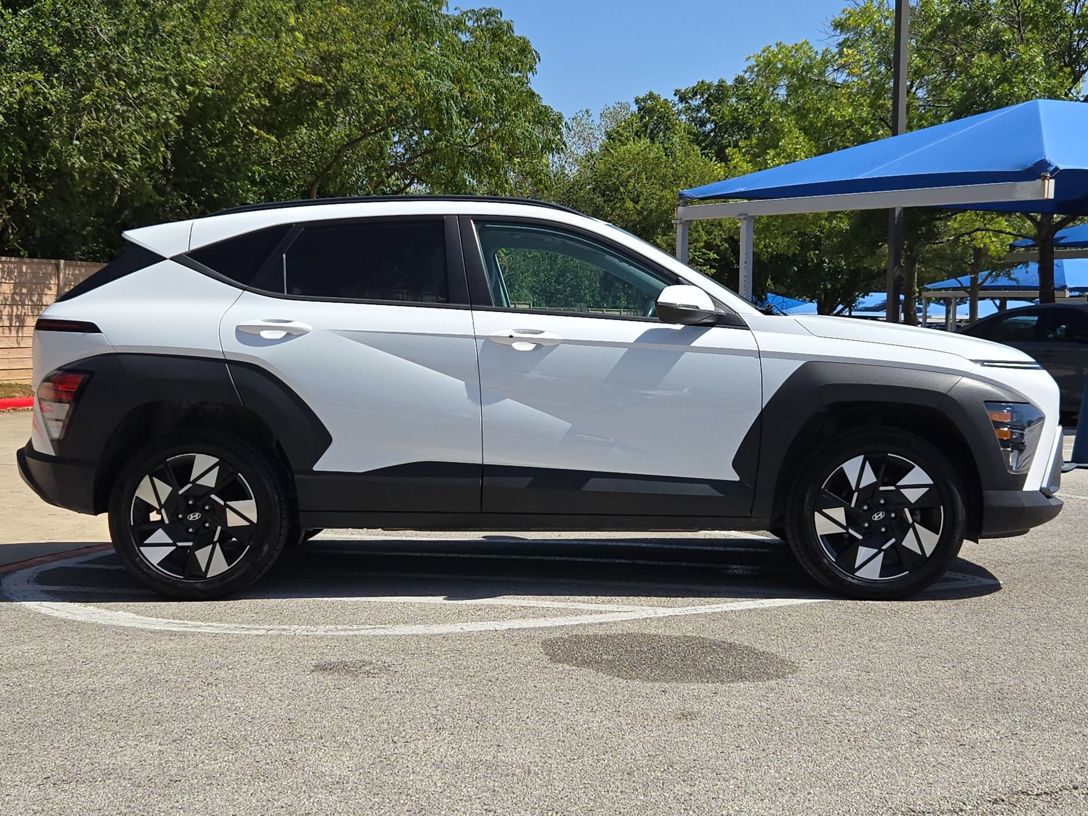 Used 2024 Hyundai Kona SEL AWD/4WD image 2