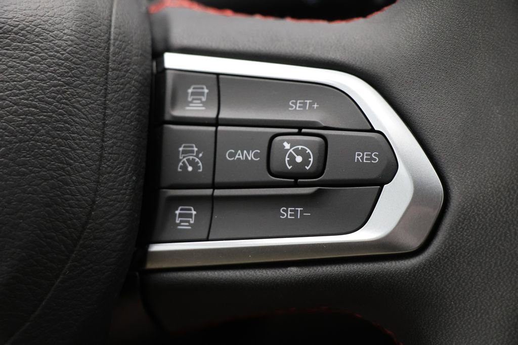 Used 2025 Jeep Compass Trailhawk AWD/4WD image 19