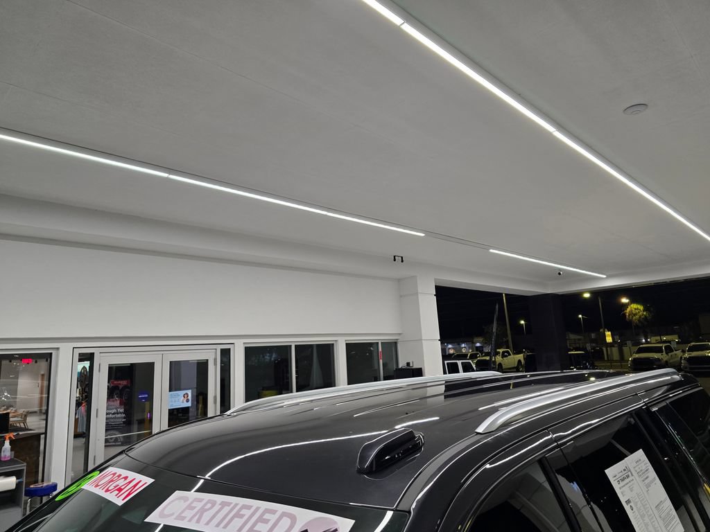 Used 2025 Chevrolet Suburban High Country RWD image 13