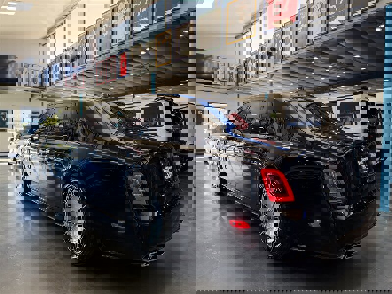 Used 2024 Rolls-Royce Phantom Sedan image 9