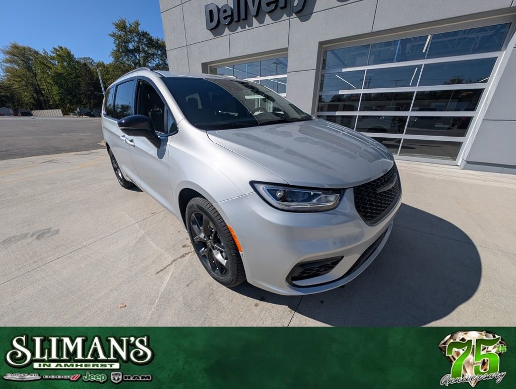 New 2026 Chrysler Pacifica Select w/ S Appearance Package image 1