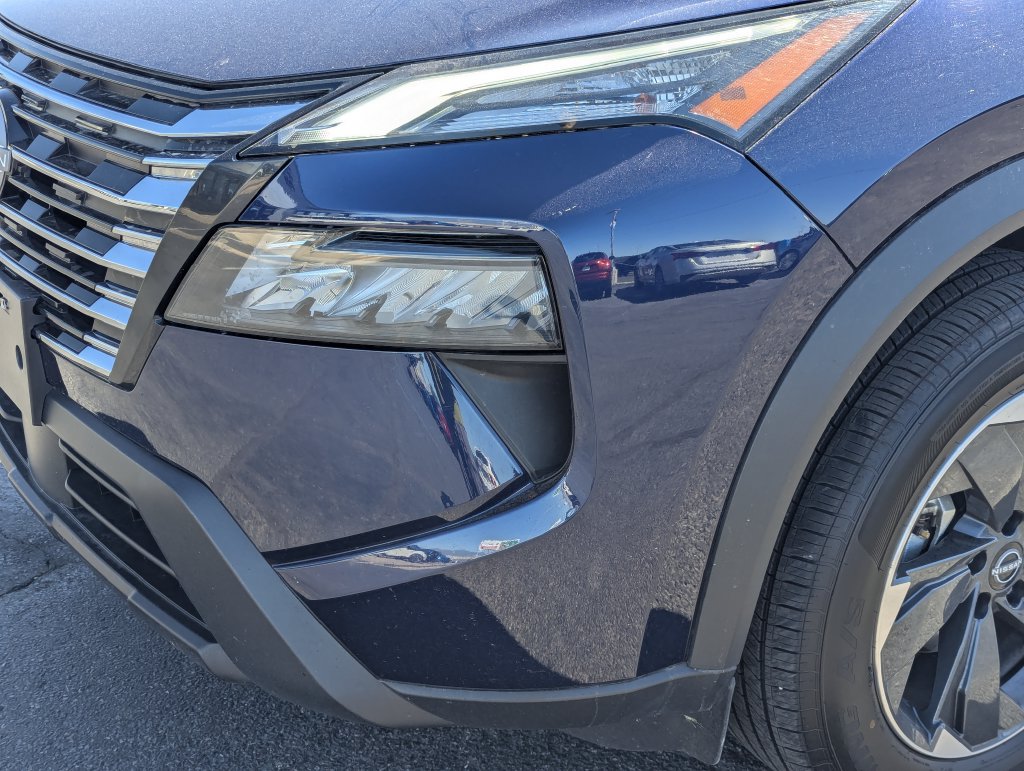 Used 2025 Nissan Rogue SV AWD/4WD image 11