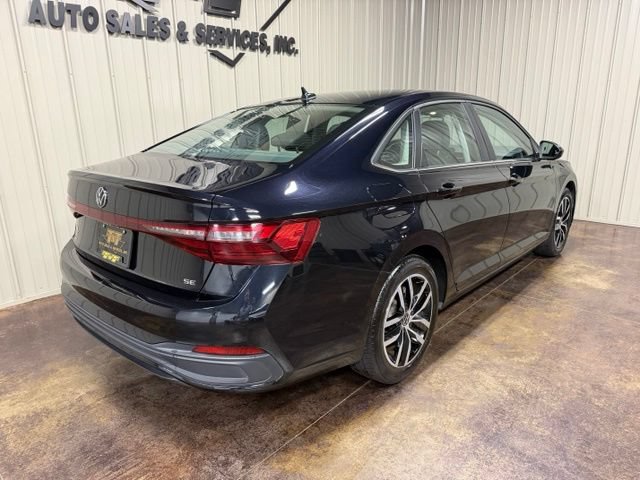 Used 2025 Volkswagen Jetta SE FWD image 8