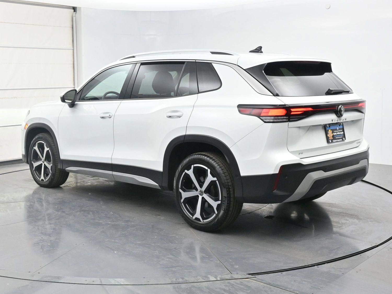 Used 2025 Volkswagen Tiguan SE AWD/4WD image 23