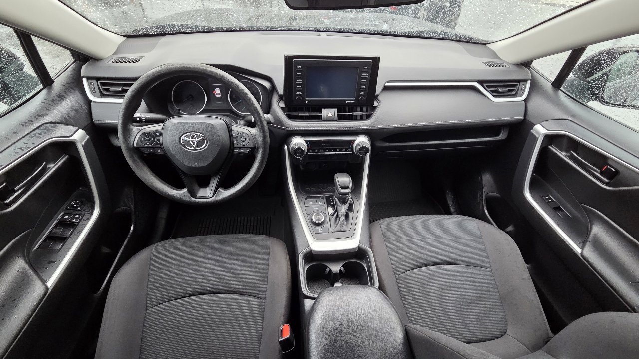 Used 2021 Toyota RAV4 LE image 16