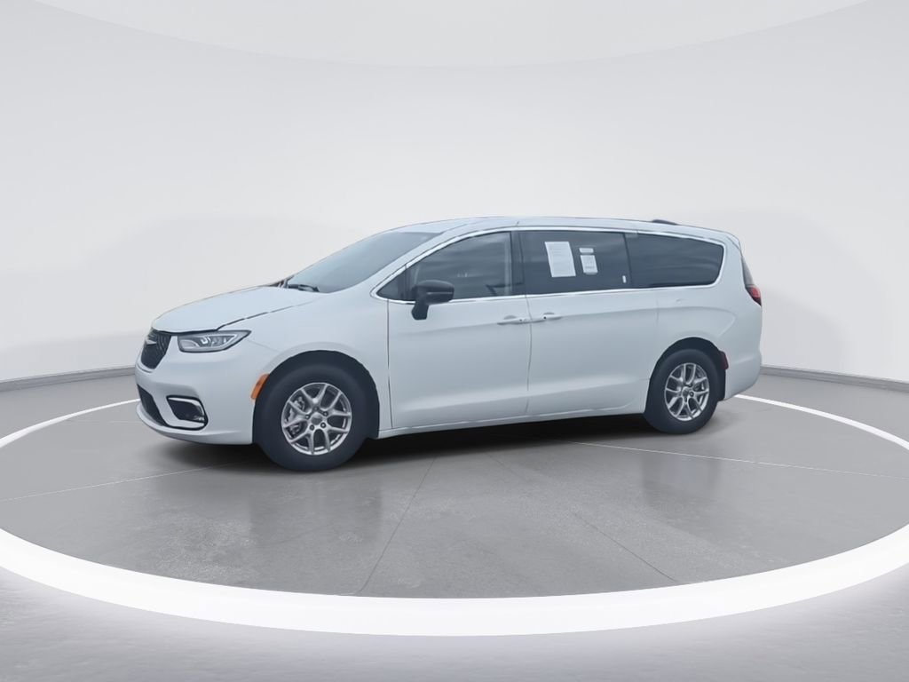 Used 2024 Chrysler Pacifica Touring-L FWD image 4