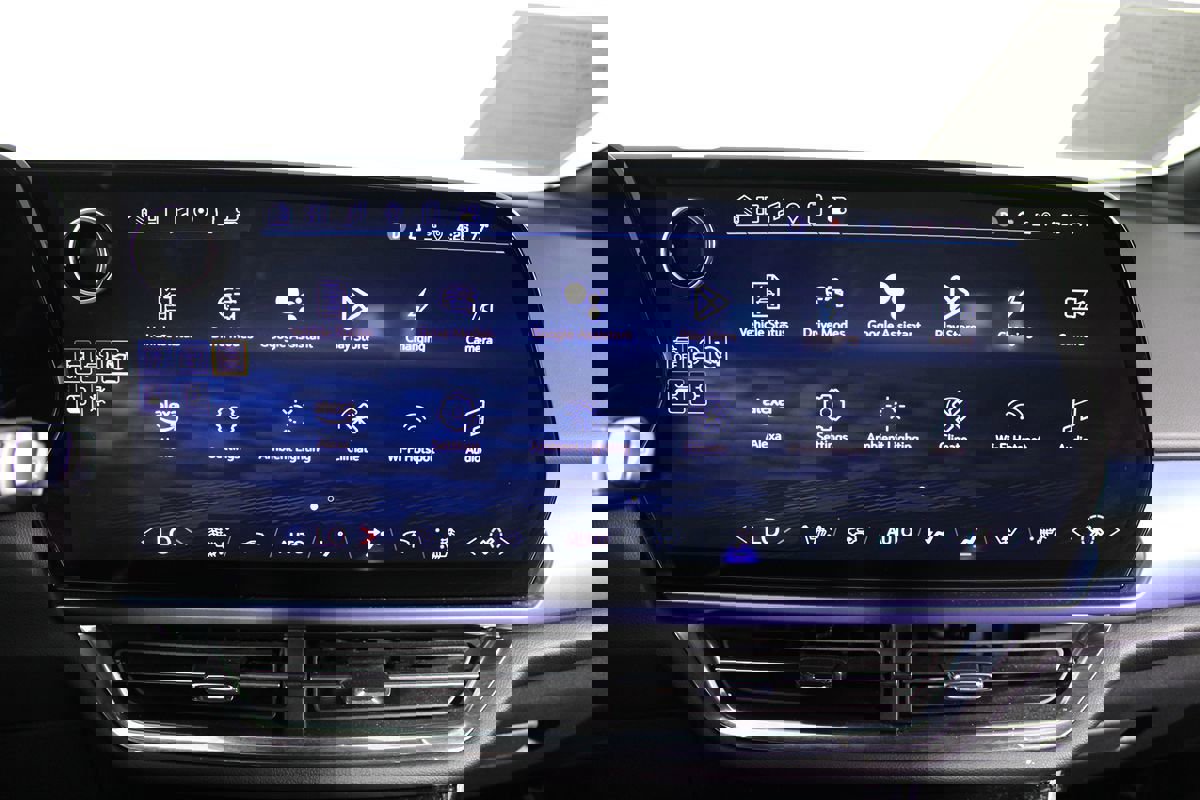 Used 2025 Chevrolet Equinox EV LT w/ Convenience Package image 15