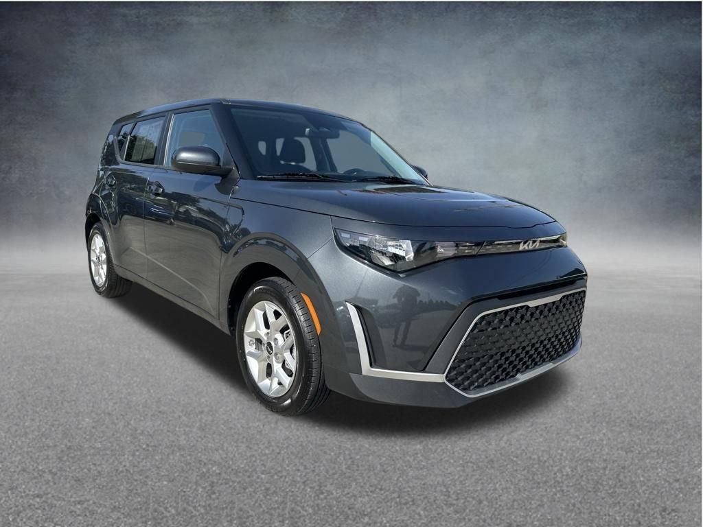 Used 2025 Kia Soul LX w/ LX Technology Package FWD image 2