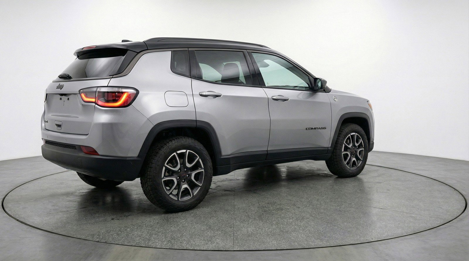 Used 2025 Jeep Compass Trailhawk AWD/4WD image 9