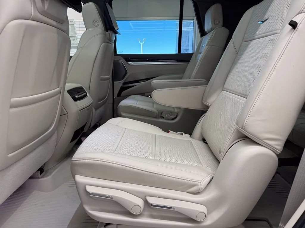 New 2027 Cadillac Escalade Platinum Sport w/ LPO, Floor Liner Package AWD/4WD image 16