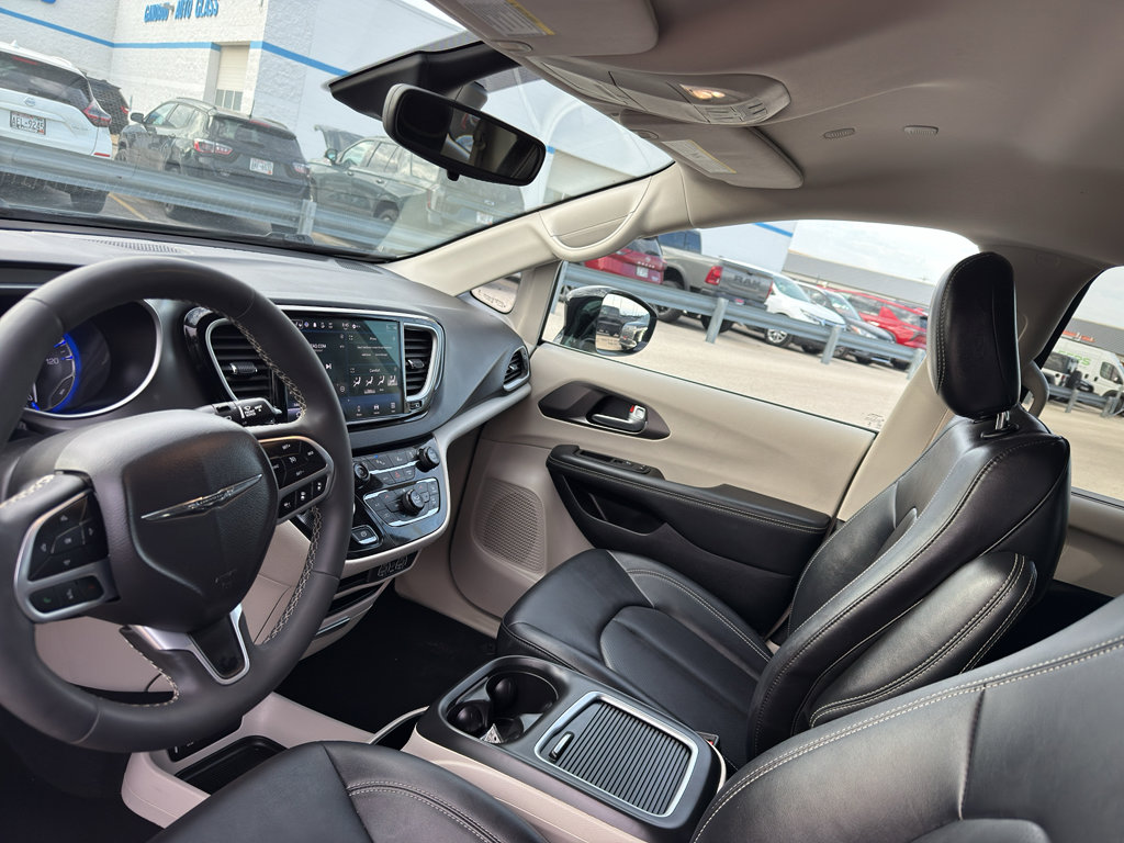 Used 2024 Chrysler Pacifica Touring-L image 24
