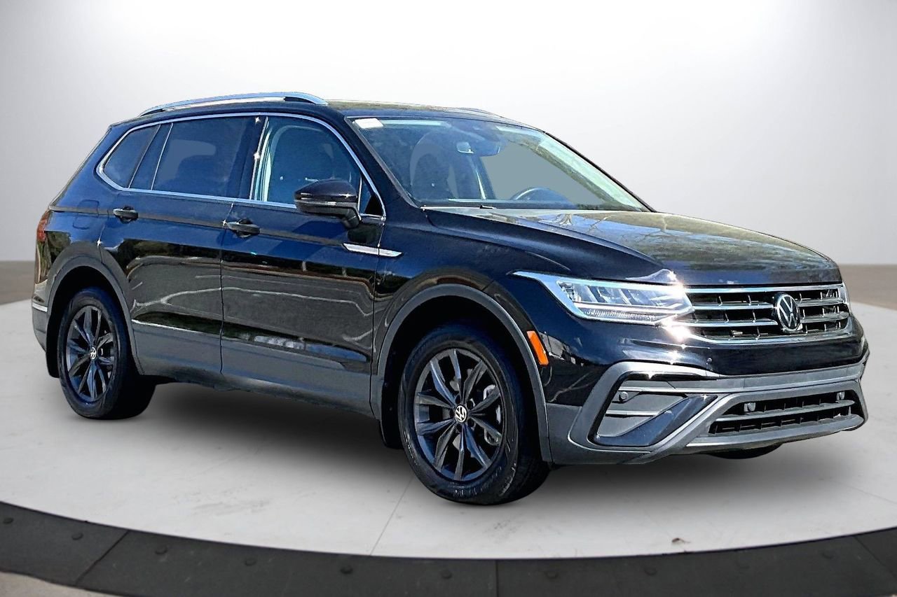 Used 2022 Volkswagen Tiguan SE w/ Panoramic Sunroof Package image 2