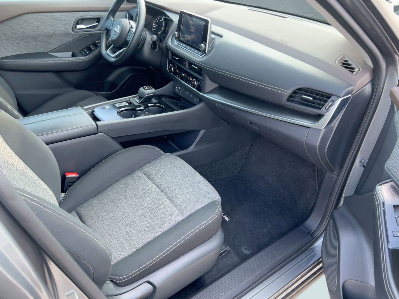 Used 2023 Nissan Rogue SV image 29