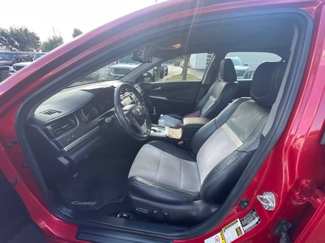 Used 2014 Toyota Camry SE w/ Leather Package FWD image 2