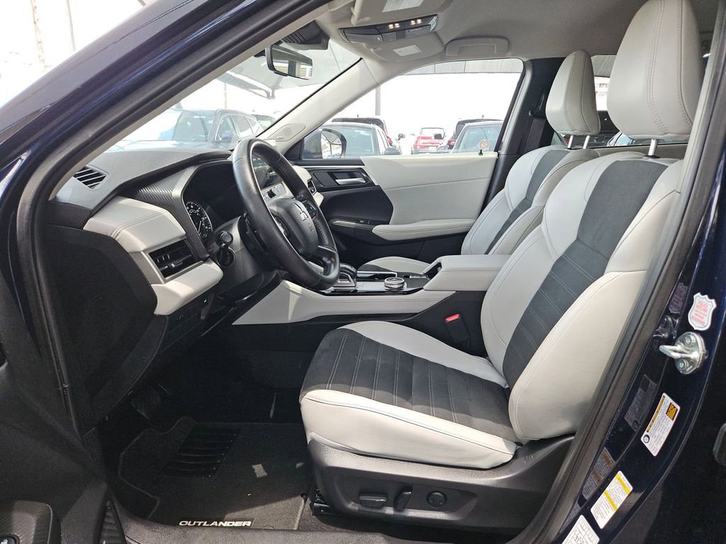 Used 2025 Mitsubishi Outlander SE FWD image 11