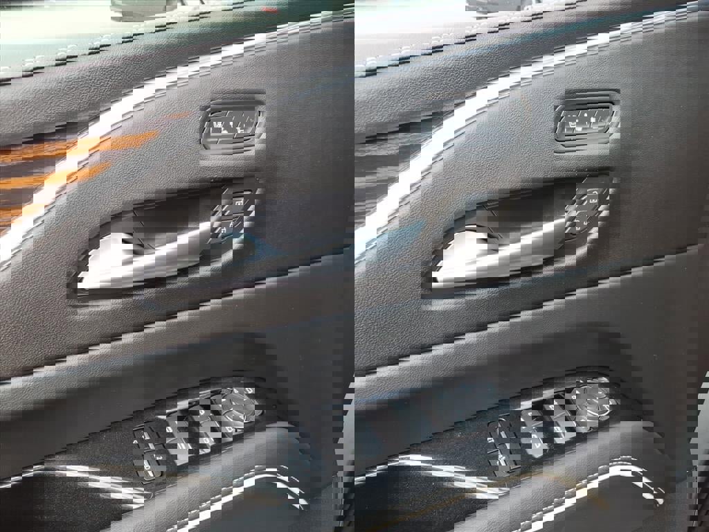 Used 2023 Cadillac Escalade Premium Luxury image 19