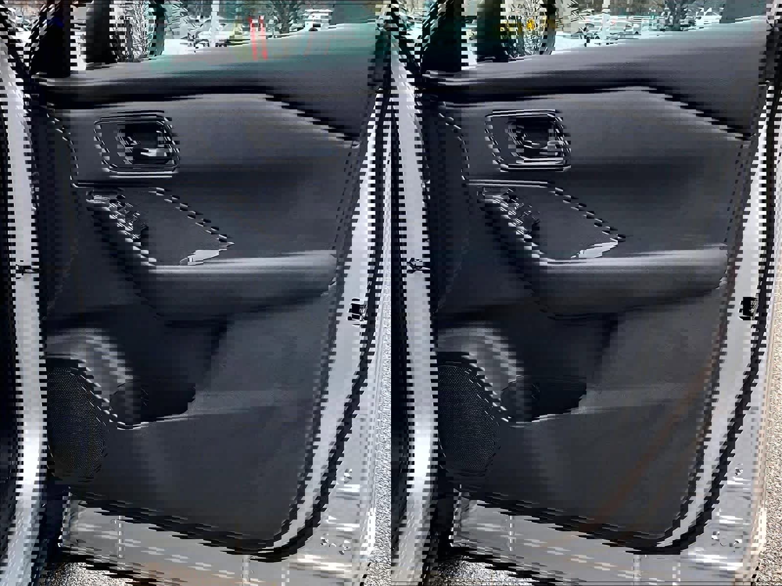 Used 2025 Nissan Rogue S image 12