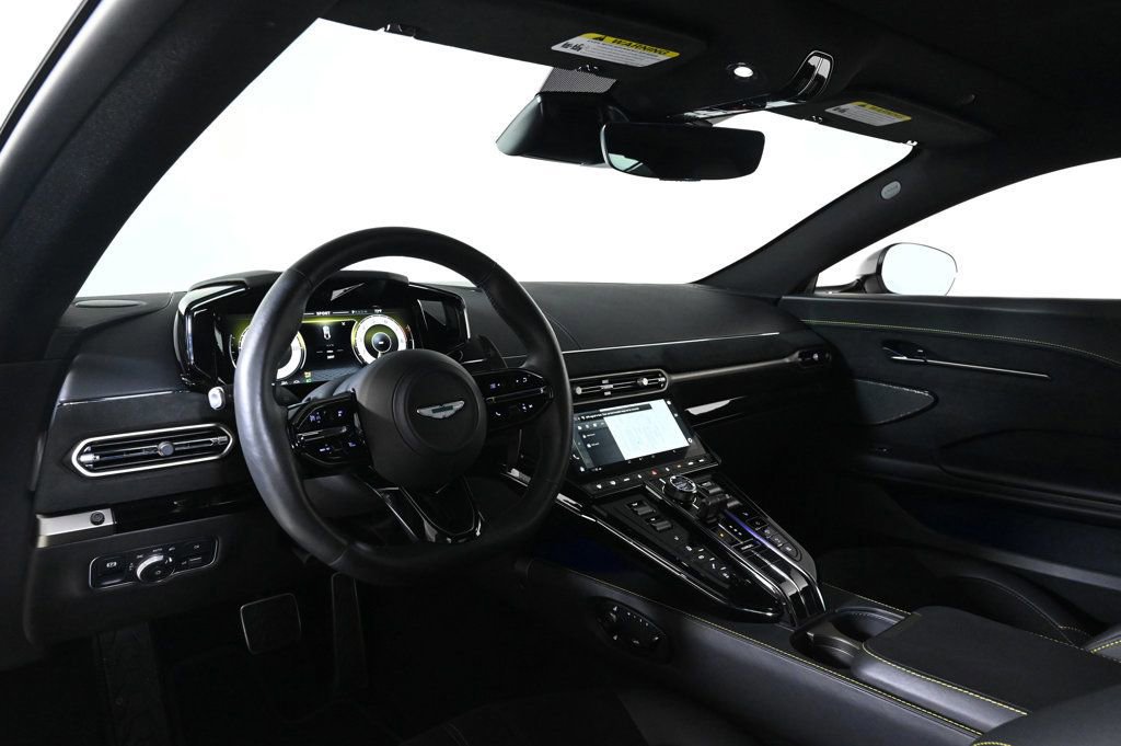 Used 2025 Aston Martin V8 Vantage Coupe image 3