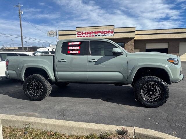 Used 2022 Toyota Tacoma TRD Sport w/ TRD Premium Sport Package AWD/4WD image 6