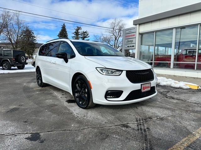 Used 2025 Chrysler Pacifica Limited FWD image 2
