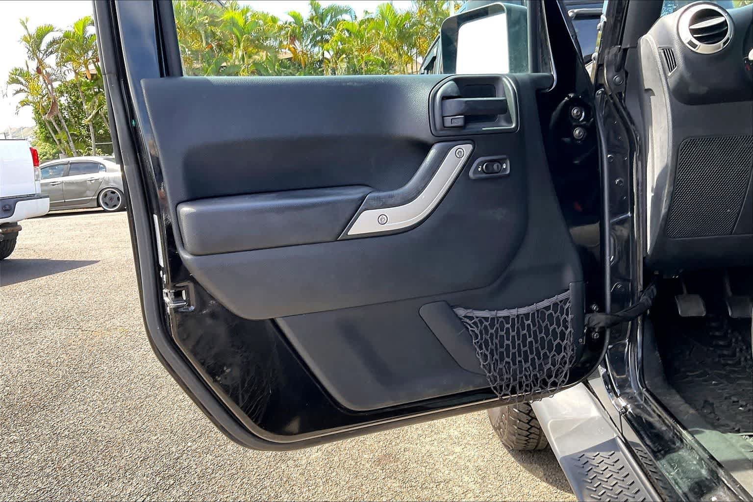 Used 2017 Jeep Wrangler Unlimited Sahara w/ Connectivity Group AWD/4WD image 27