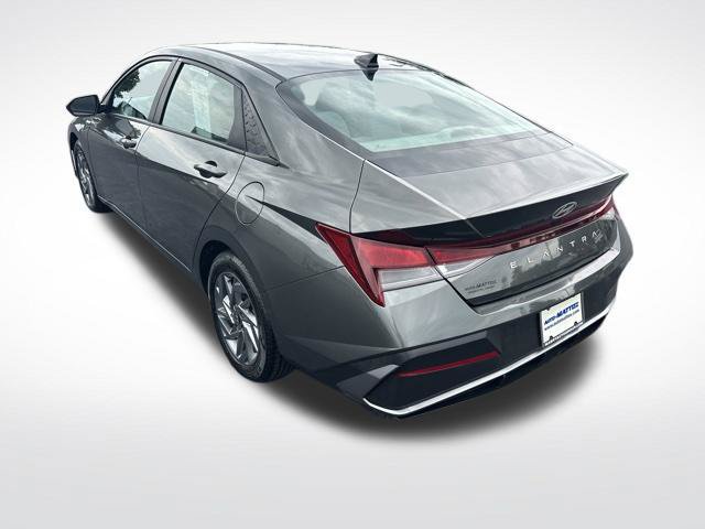 Used 2024 Hyundai Elantra SEL FWD image 3