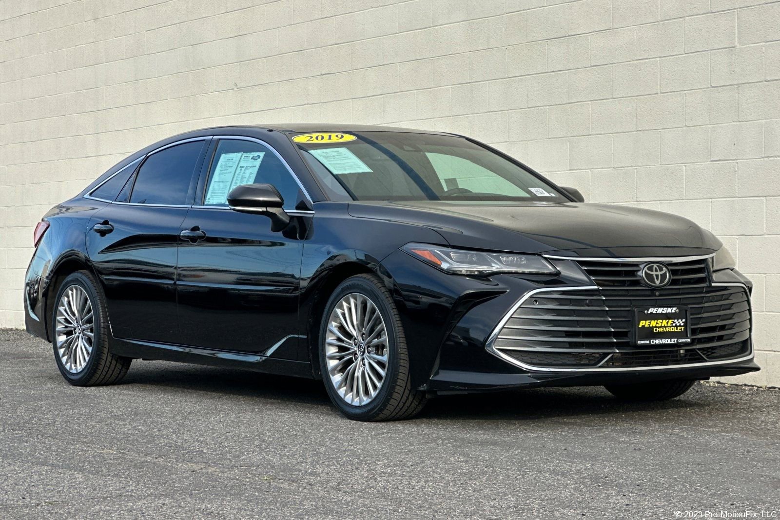 Used 2019 Toyota Avalon Limited image 1