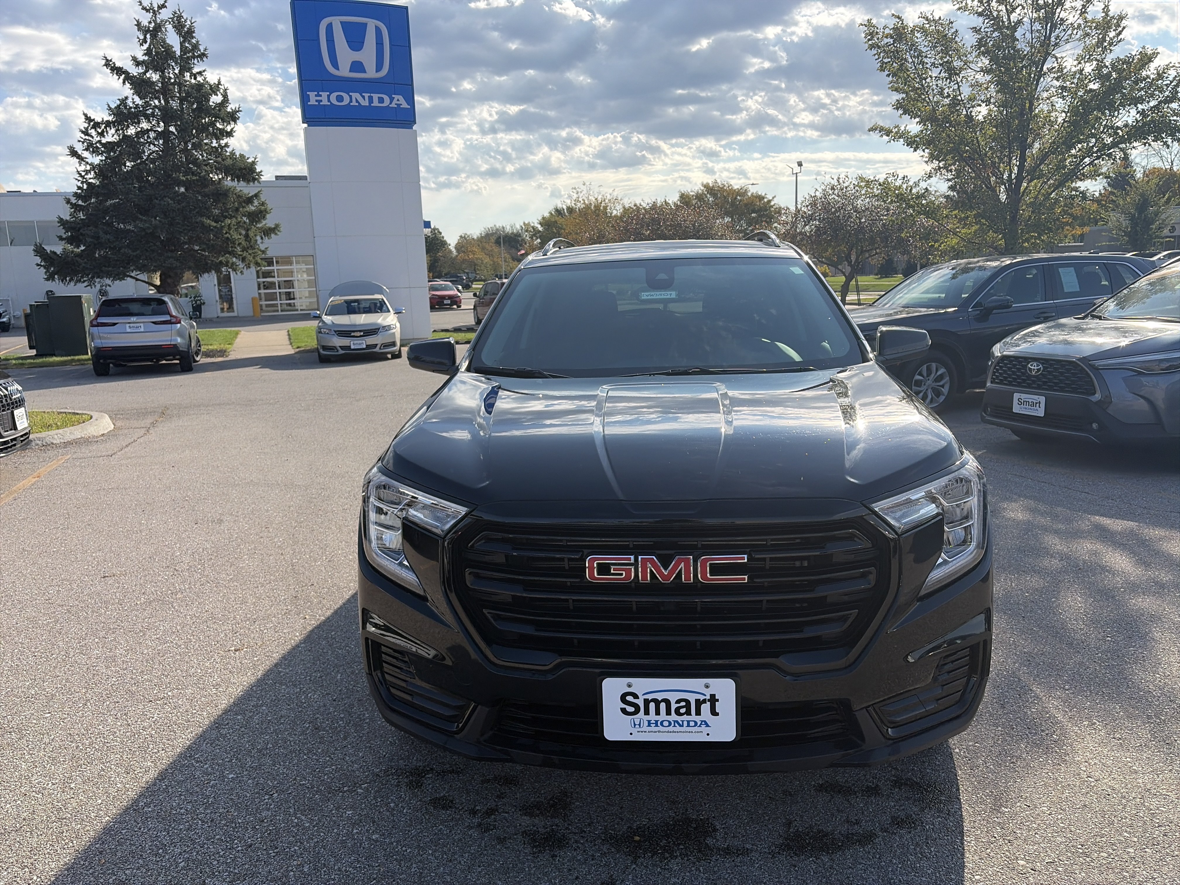 Used 2024 GMC Terrain SLE w/ Elevation Edition AWD/4WD image 2