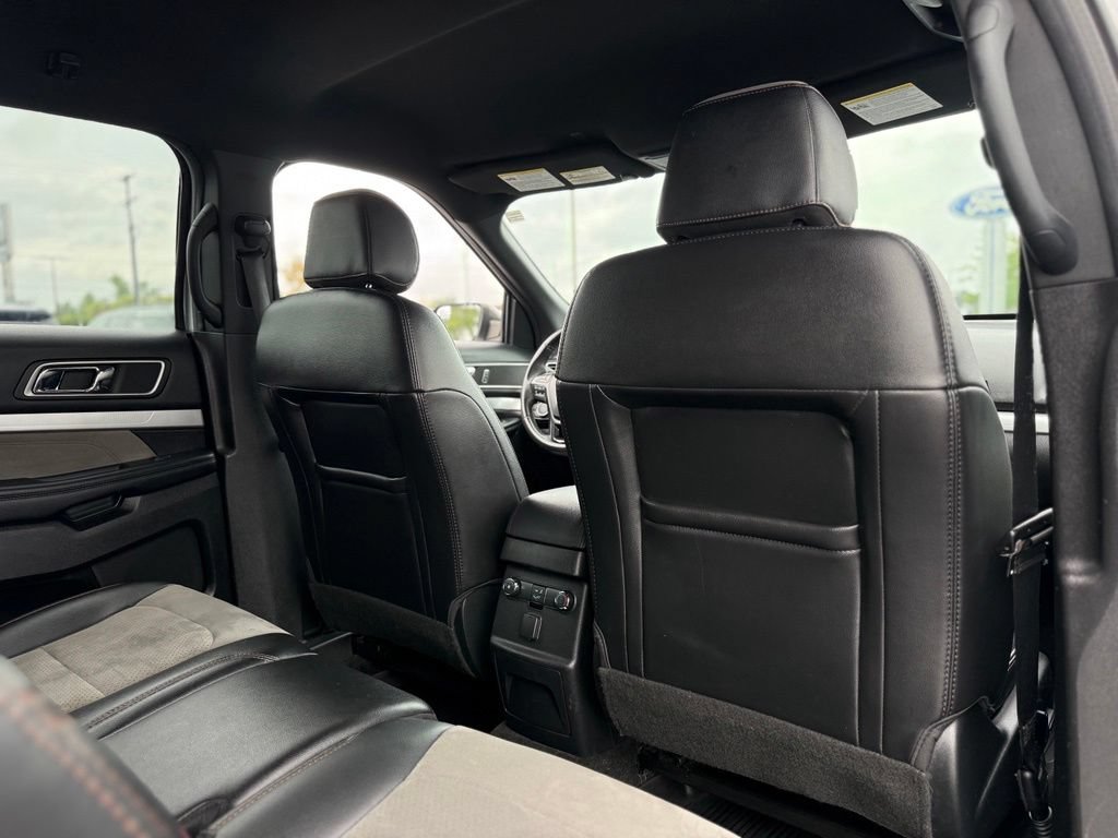 Used 2017 Ford Explorer XLT w/ Equipment Group 202A AWD/4WD image 15